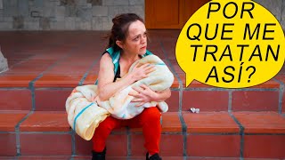 Empresaria alimenta a su bebé en el parque