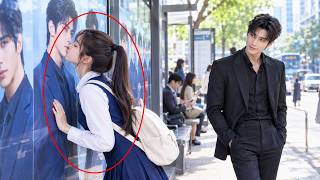 Ella Besa Su Póster Sin Saber..